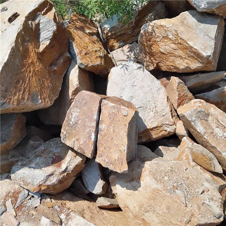 深红色干砌石景墙不规则块石垒墙石园林毛石挡墙石头高粱红砌墙石