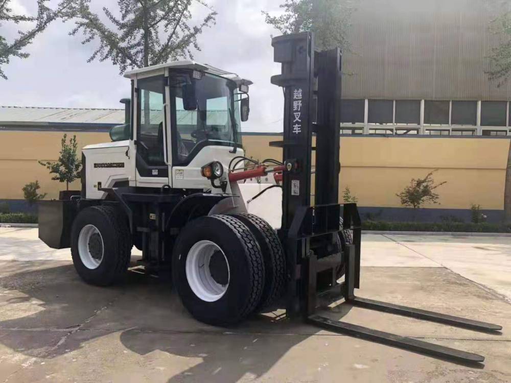 越野叉车加吊臂a洛阳4吨吊臂越野叉车a莱冠重工吊臂越野叉车厂