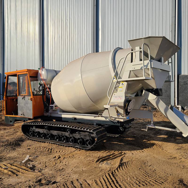 3方履带式水泥罐车厂家销售水田履带搅拌罐橡胶履带搅拌车