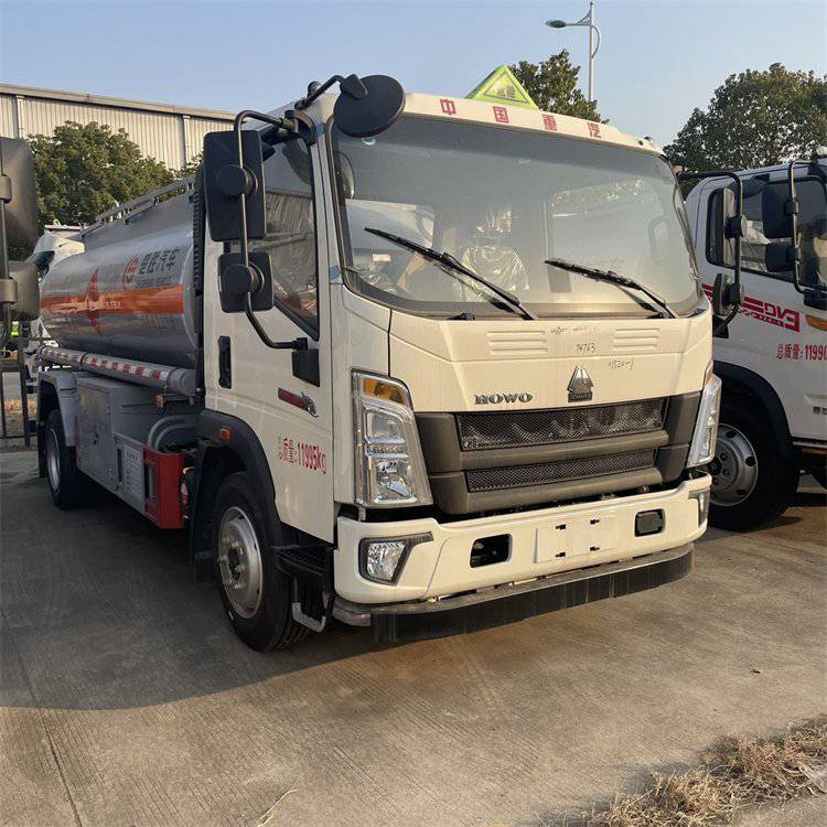 重汽豪沃83方黄牌大马力油罐车柴汽油双介质潍柴160马力