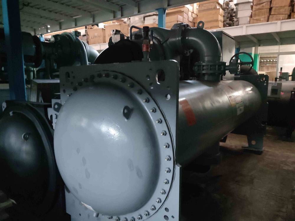 二手开利离心式冷水机组1119冷吨开利离心机能效值63接酒店拆除图片