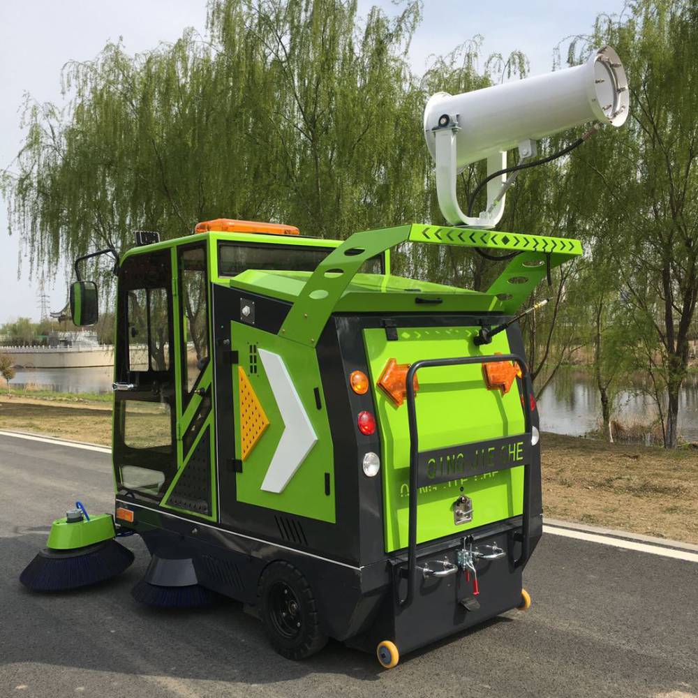 湖南一轿车行进中压到翘起的井盖瞬间起火几分钟内烧成铁架车主安全下车