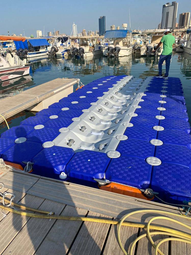大浮力摩托艇赛艇码头组合式塑料浮筒码头带滚轮快艇浮台k