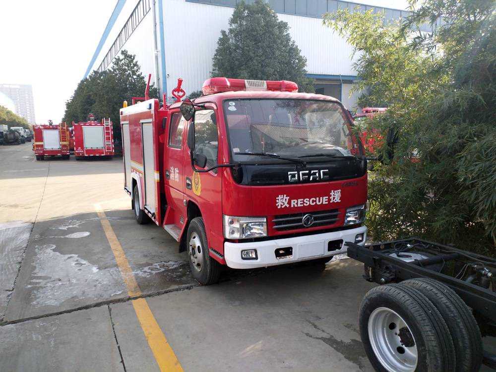 2吨水罐消防车东风双排座小型消防救火车乡镇社区厂矿粮库适用