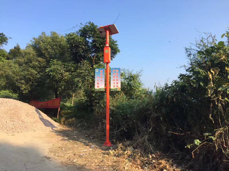 太阳能板供电*待机,大喇叭语音宣传,提醒防火安全,近日,某区森林