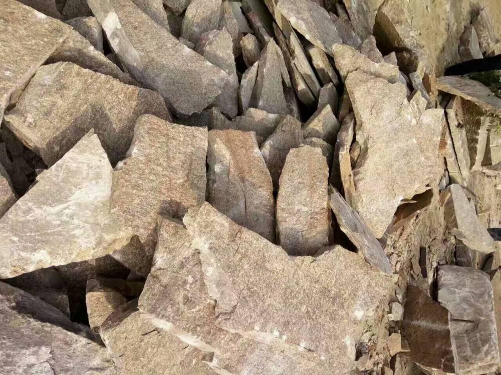 泰安地区供应碎拼石板岩碎片石自然石片岩铺地不规则石板