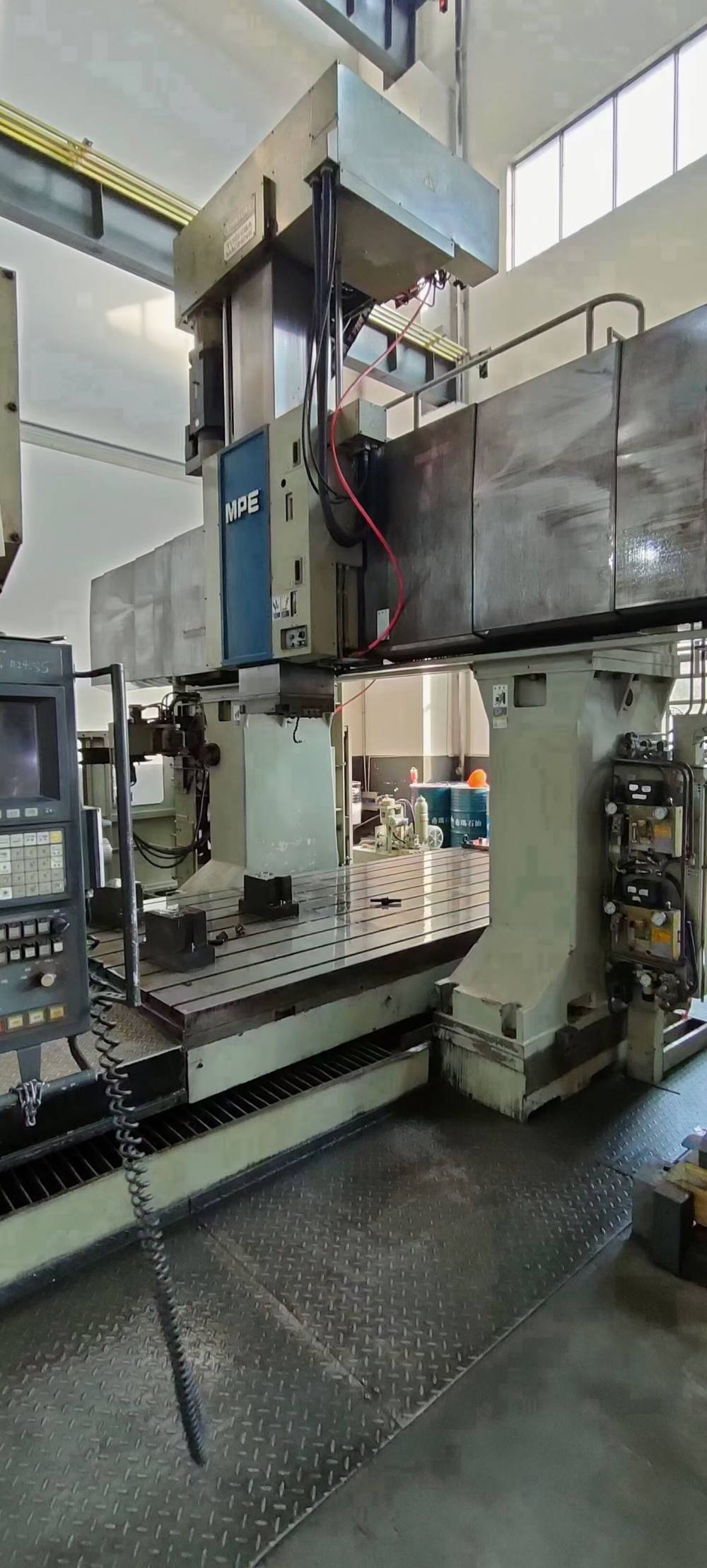 主轴:3000转行程xyz:4500x2900x1000刀库:60把工作台:1800x4000 承重