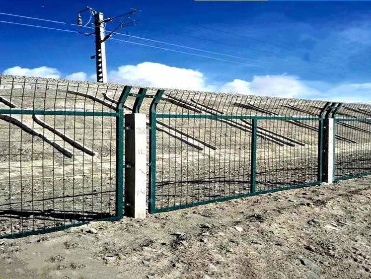 宇润 铁路护栏网水泥立柱防护栏成品8001支持定制浸塑框架护栏