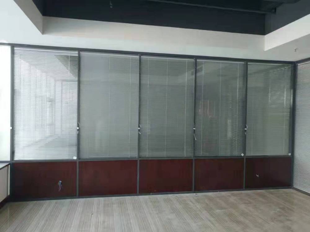 宝鸡市凯美奥写字楼透明隔音玻璃隔断墙时尚精点铝合金百叶玻璃缔造