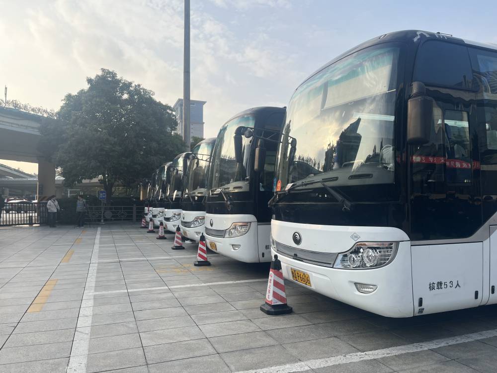 郑州出租班车正规营运全险车辆通勤出行专业老司机护航