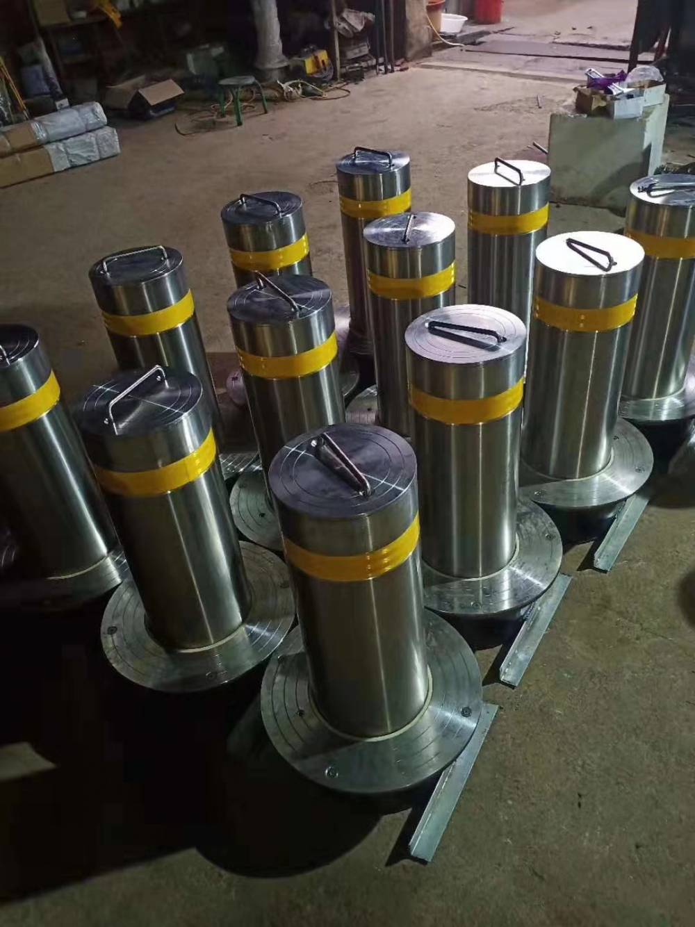 河南郑州警示柱铁桩防撞柱警示桩护栏道口标隔离柱路桩路障钢管