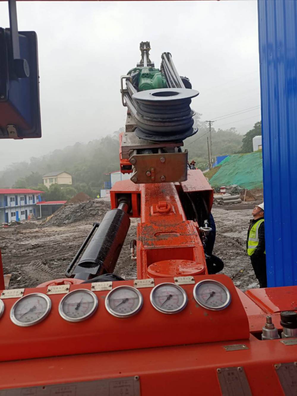 鑫通单臂凿岩台车锚杆锚索支护钻机在某隧道工程中的应用