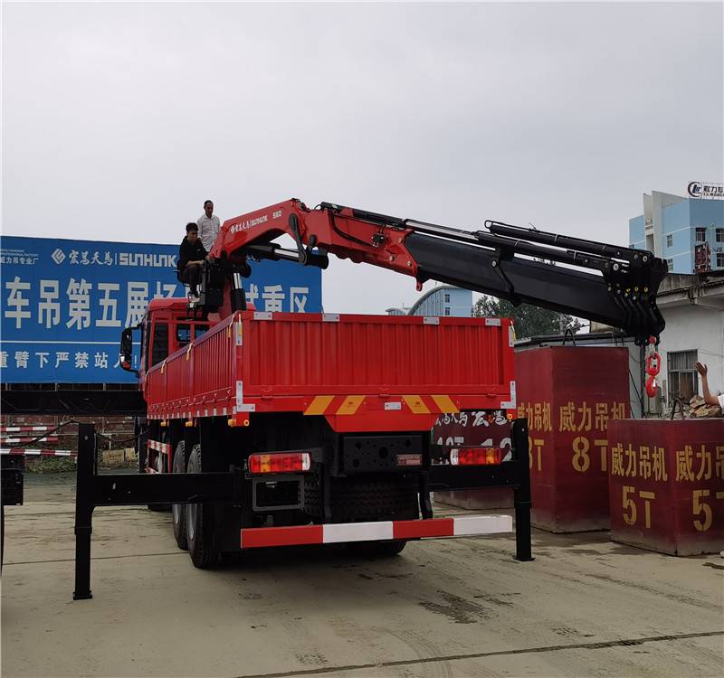 【国六重汽k560(25吨)折臂吊 平价好用的前四后八随车吊厂家经销】价