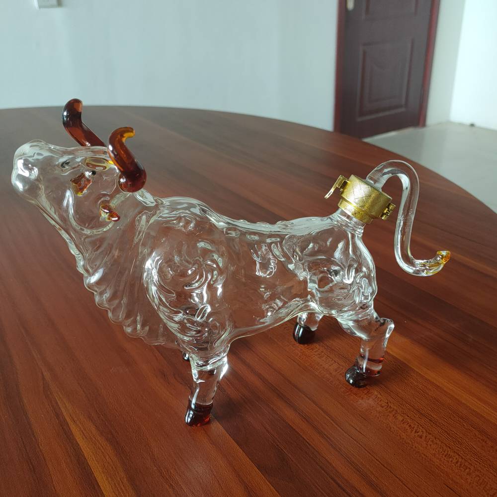 河北华企2斤抬头牛造型酒瓶高硼硅玻璃透明酒水包装图片