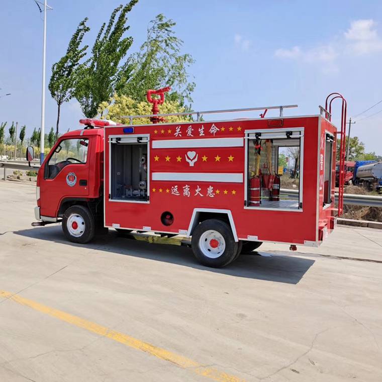 小型城鎮消防灑水車價格福田3噸小型消防車是一款集消防,灑水功能於