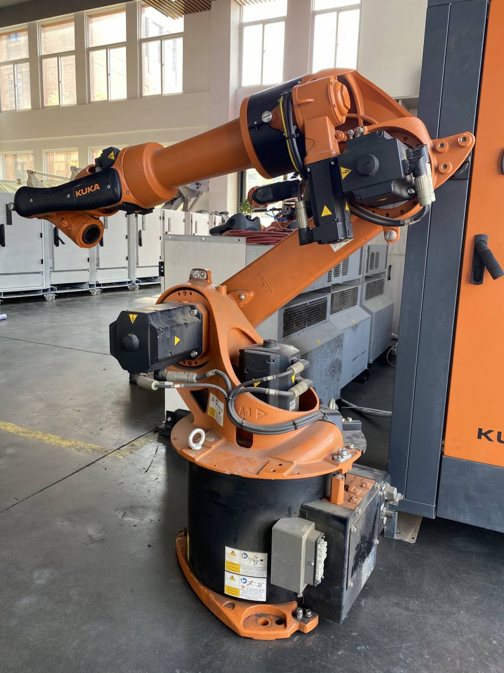 库卡机器人kr16l8负载8公斤臂展2米激光焊接切割机器人