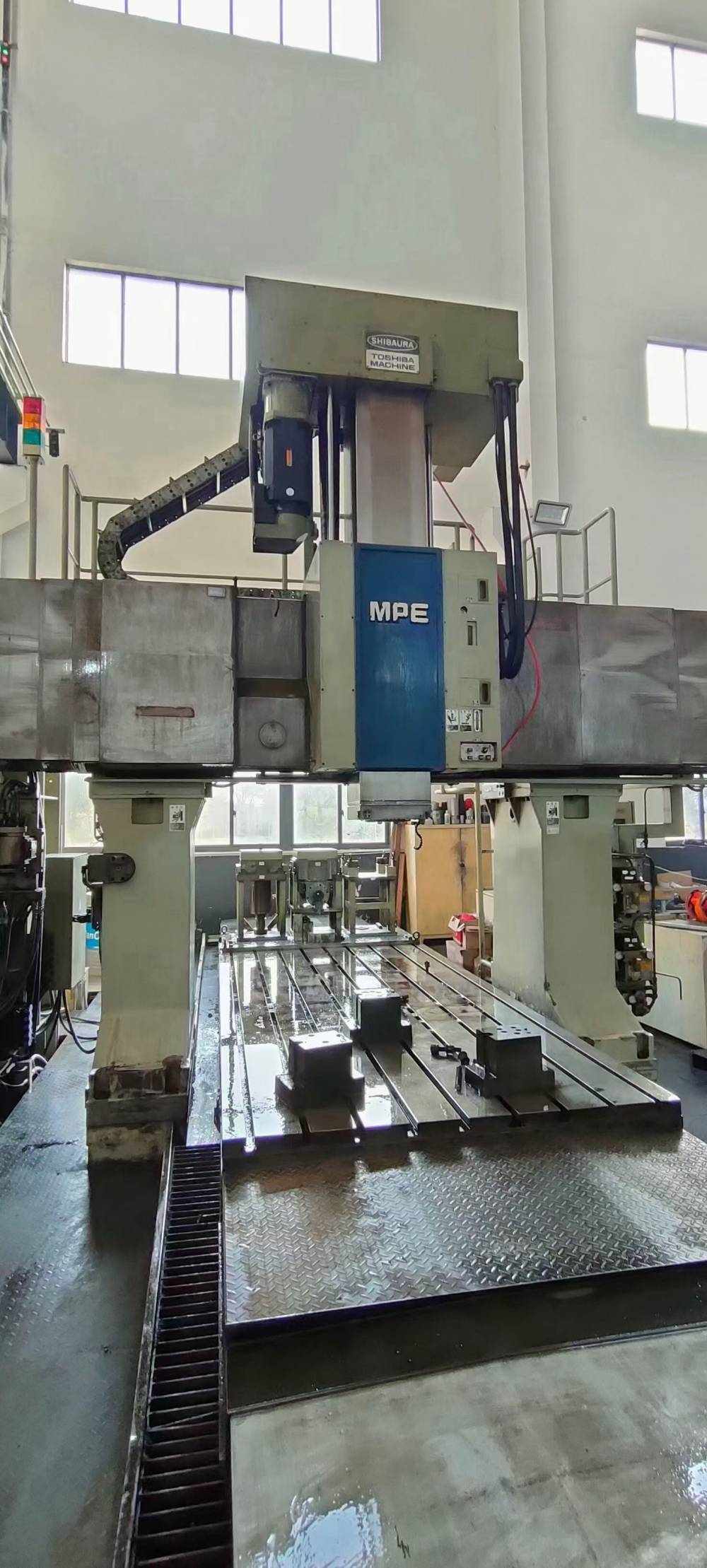 主轴:3000转行程xyz:4500x2900x1000刀库:60把工作台:1800x4000 承重