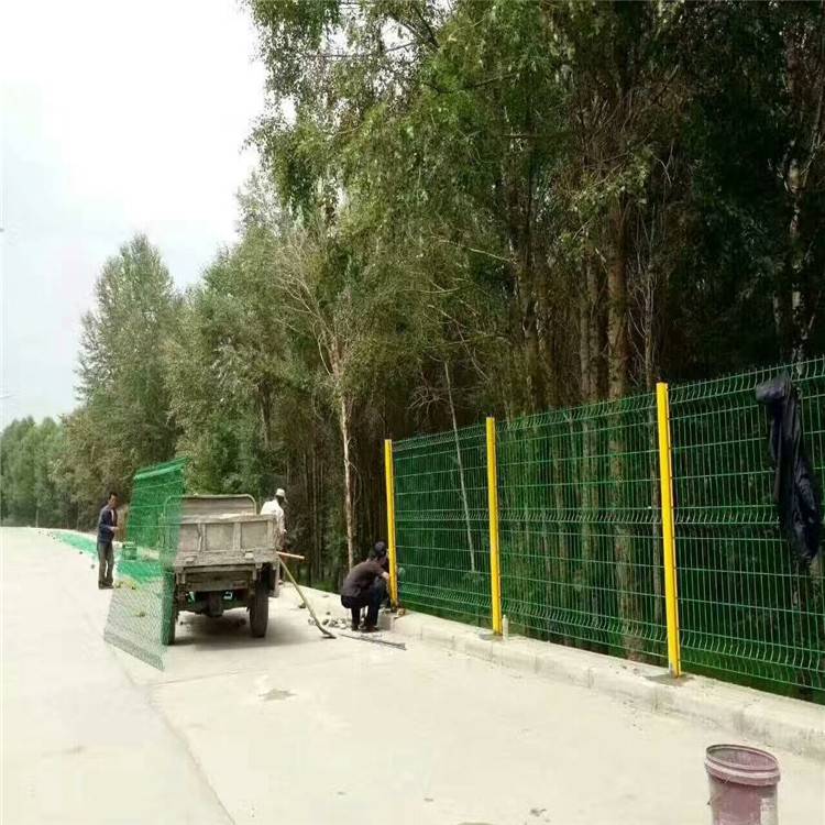 防护栏桃型柱护栏网 价格合理 高速公路护栏网 万泰