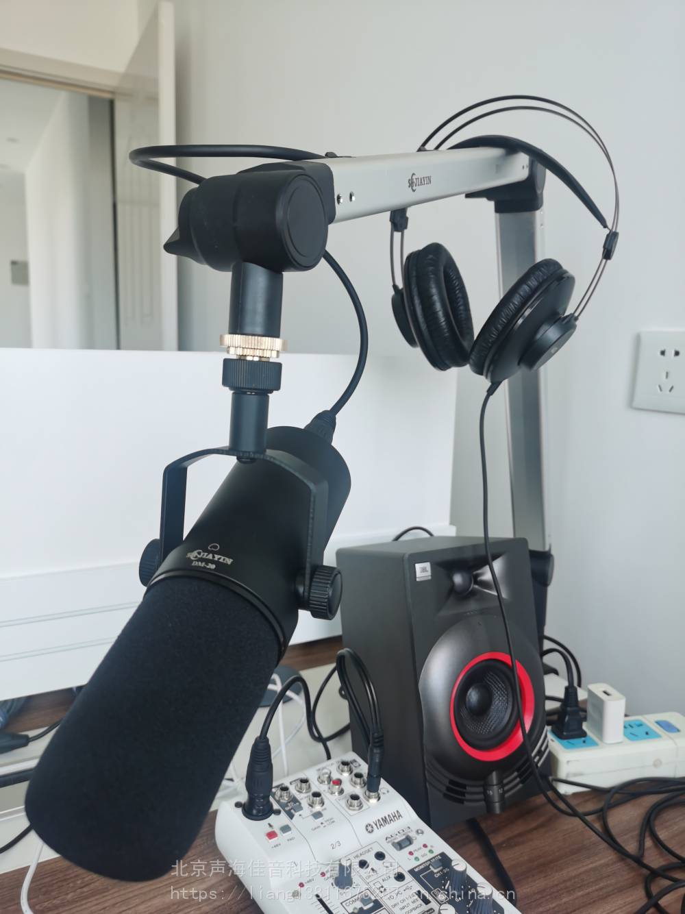 新华大街100号主营产品会议话筒演播室话筒大合唱话筒会议室设计安装