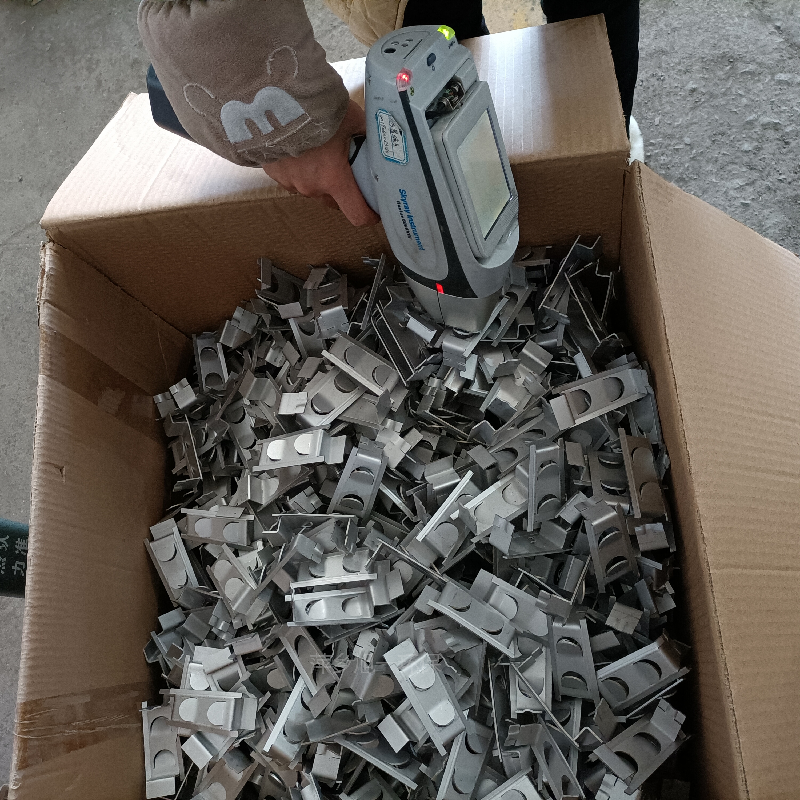 浮舌塔板兼有浮阀塔板和固定舌型塔盘的特点