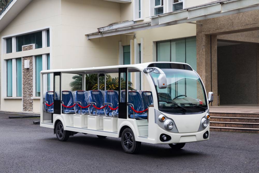 利凯四轮电动旅游观光车18座多种颜色选择品牌铅酸锂电交流系统