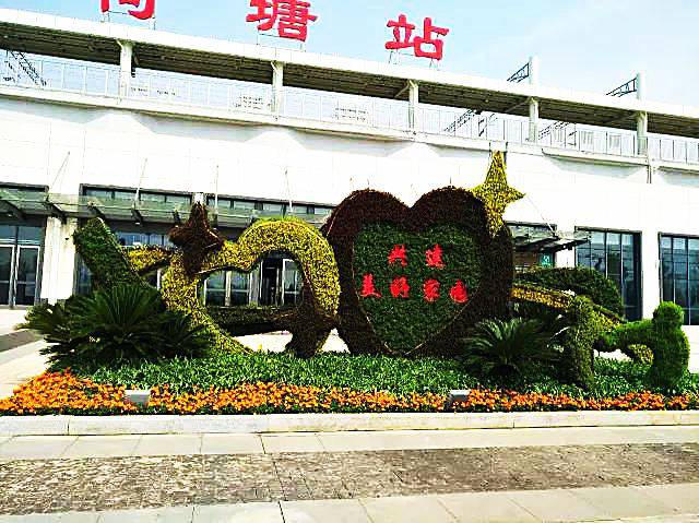 四川内江绿雕厂家 ,花朵草地摆件建筑物入口仿真绿雕