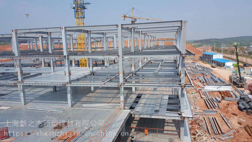 在施工现场,可以将钢筋桁架楼承板模板直接铺设在钢梁上,再进行简单的