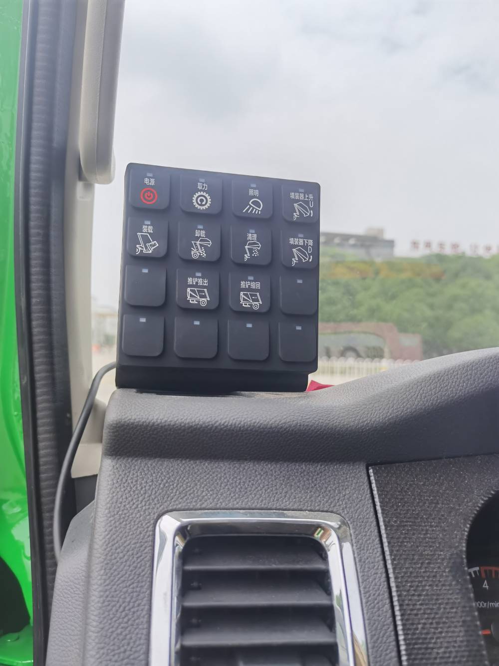 如控制器,多路换向阀组,按钮,油缸密封件等,提高了垃圾车的使用可靠性