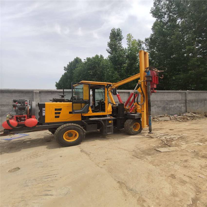 四轮行走装载式护栏打桩机液压操作波形护栏打桩机卓力重工图片