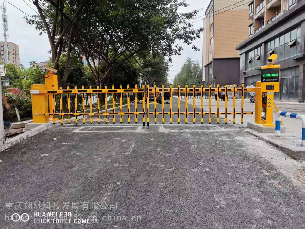 电动道闸三层栅栏道闸图片