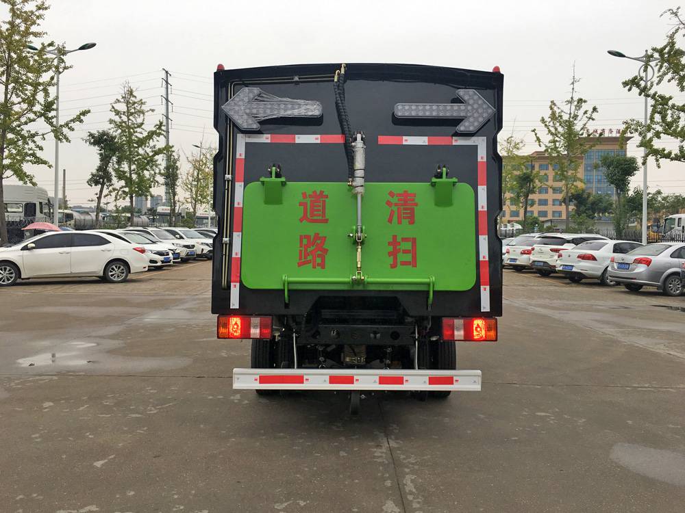 扫路车