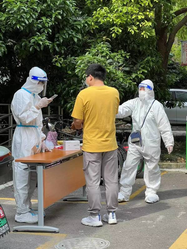 员工志愿者（右）在社区为居民服务