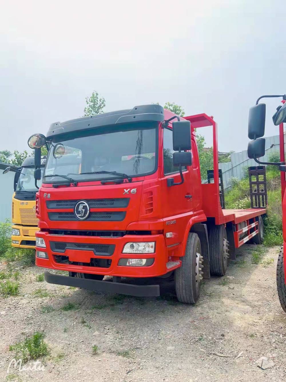 陝汽軒德小三軸平板運輸車挖掘拖車的載重量在25噸左右自產自銷終身