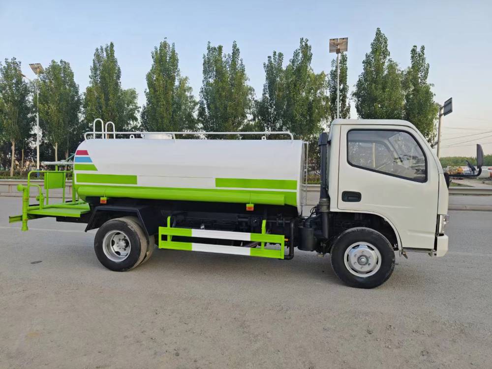 贵州黔东凯里多功能道路抑尘洒水车东风多利卡10立方