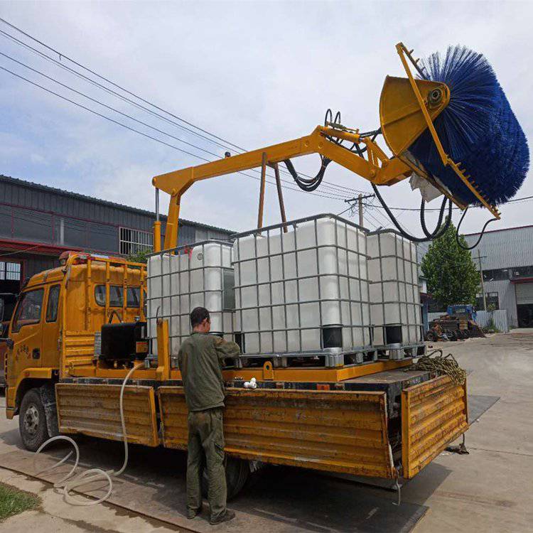 四驱光伏清洁车光伏电站清洗机太阳能光伏板清洁车