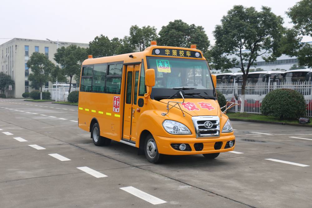 兒童校車安全接送幼兒園的小朋友上下學