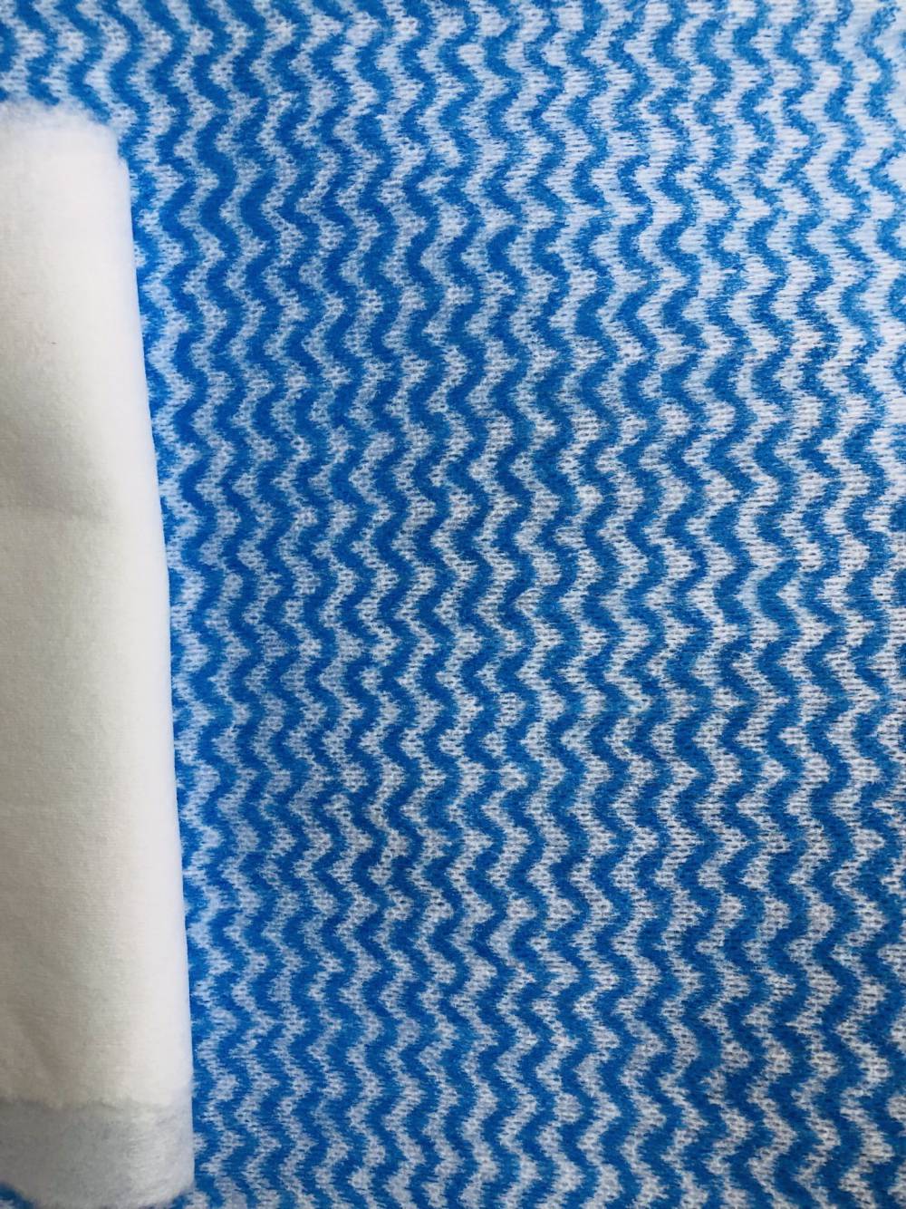 22目网眼无纺布珍珠纹交叉水刺无纺布厂家