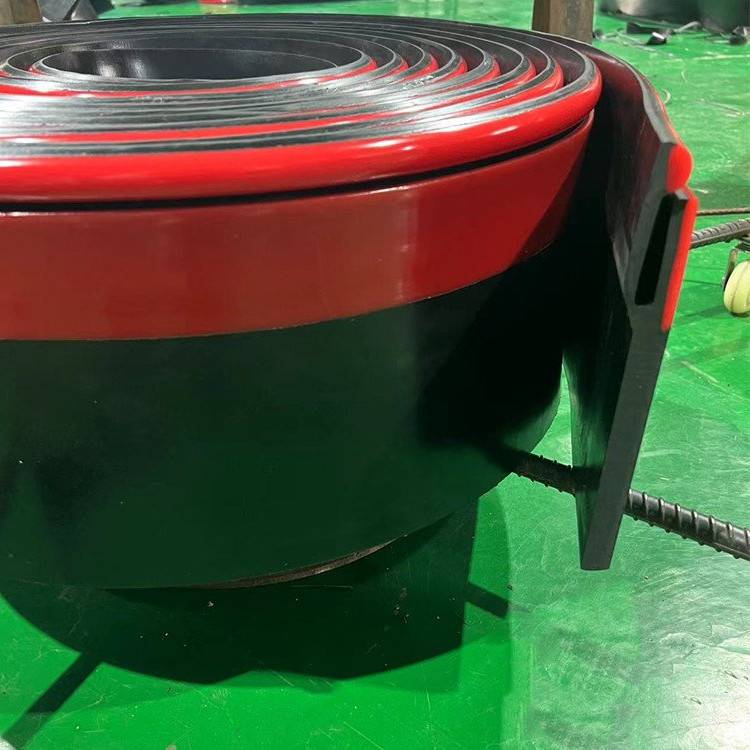 输送机皮带于导料槽之间空隙的防泄漏使用防溢裙板的方法