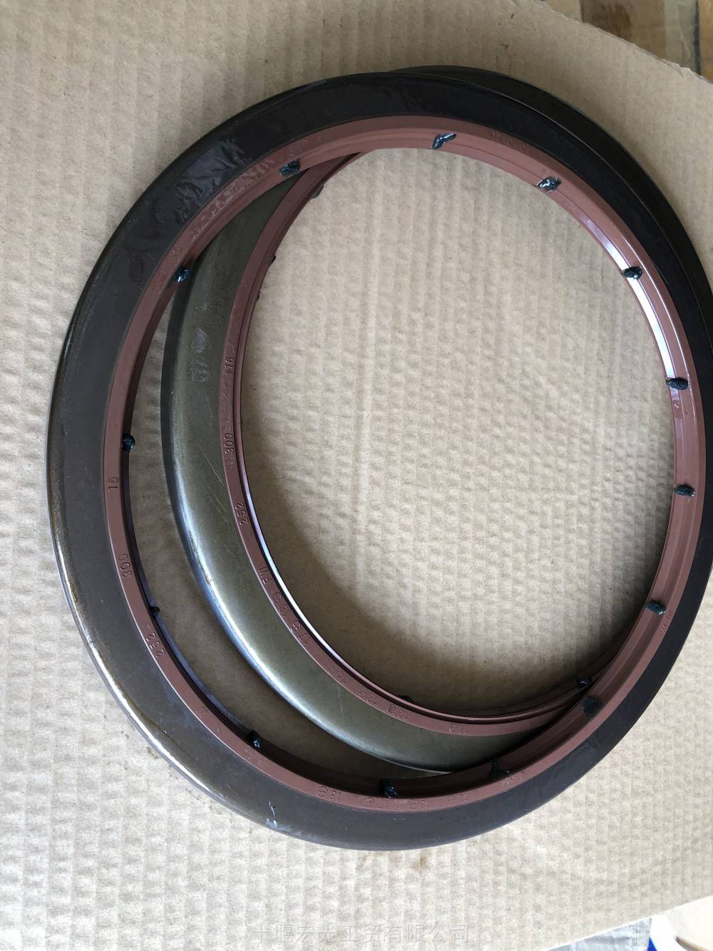 十堰宏光原厂油封专营25230016鹏翔重汽矿车后轮内外油封