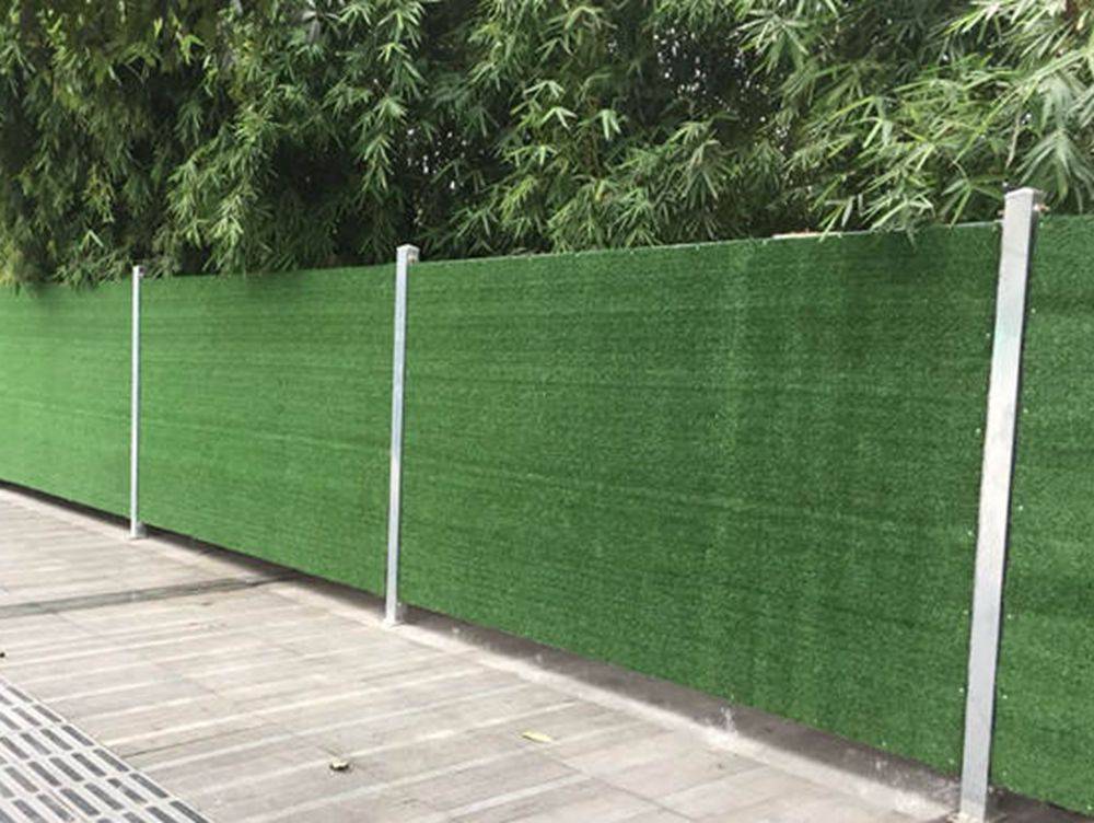 人造草就是人工加工的仿真草围挡绿色小草施工围挡假草坪