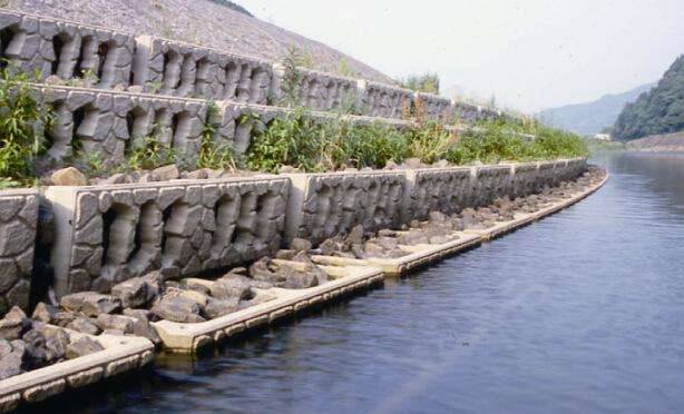预制混凝土生态框格护坡用于水利生态河道