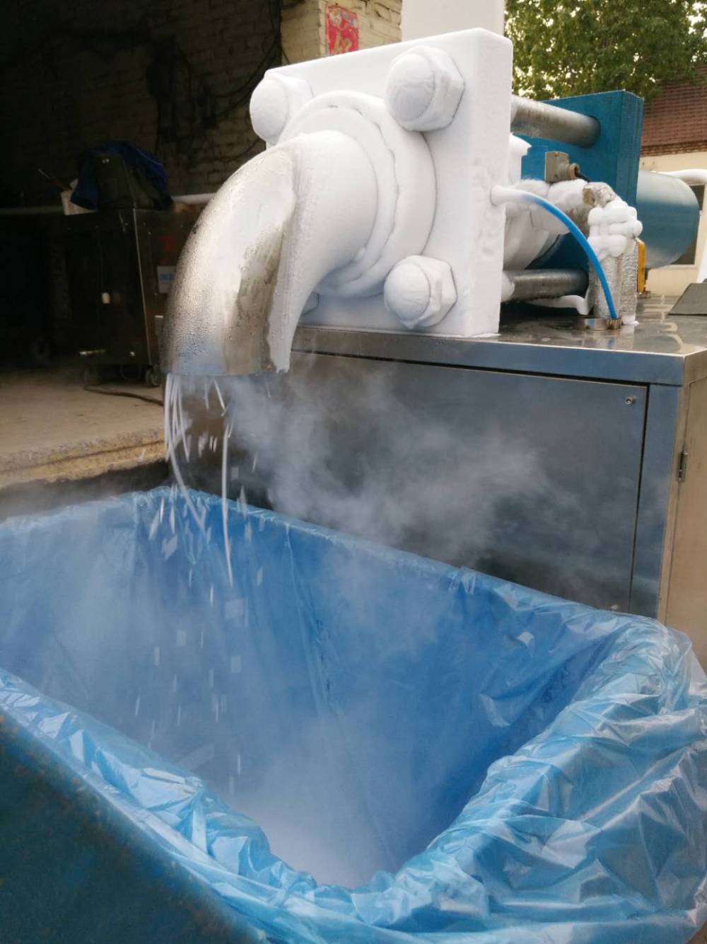 干冰制造机鑫万通干冰机3mm干冰机清洗干冰颗粒制造机