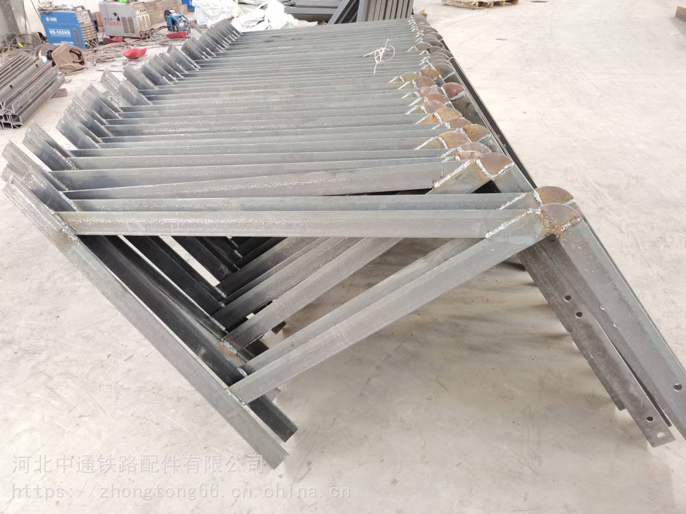 吊篮围栏中通墩台吊栏围栏角钢单线铁路吊围栏单价来电咨询吊围栏预埋