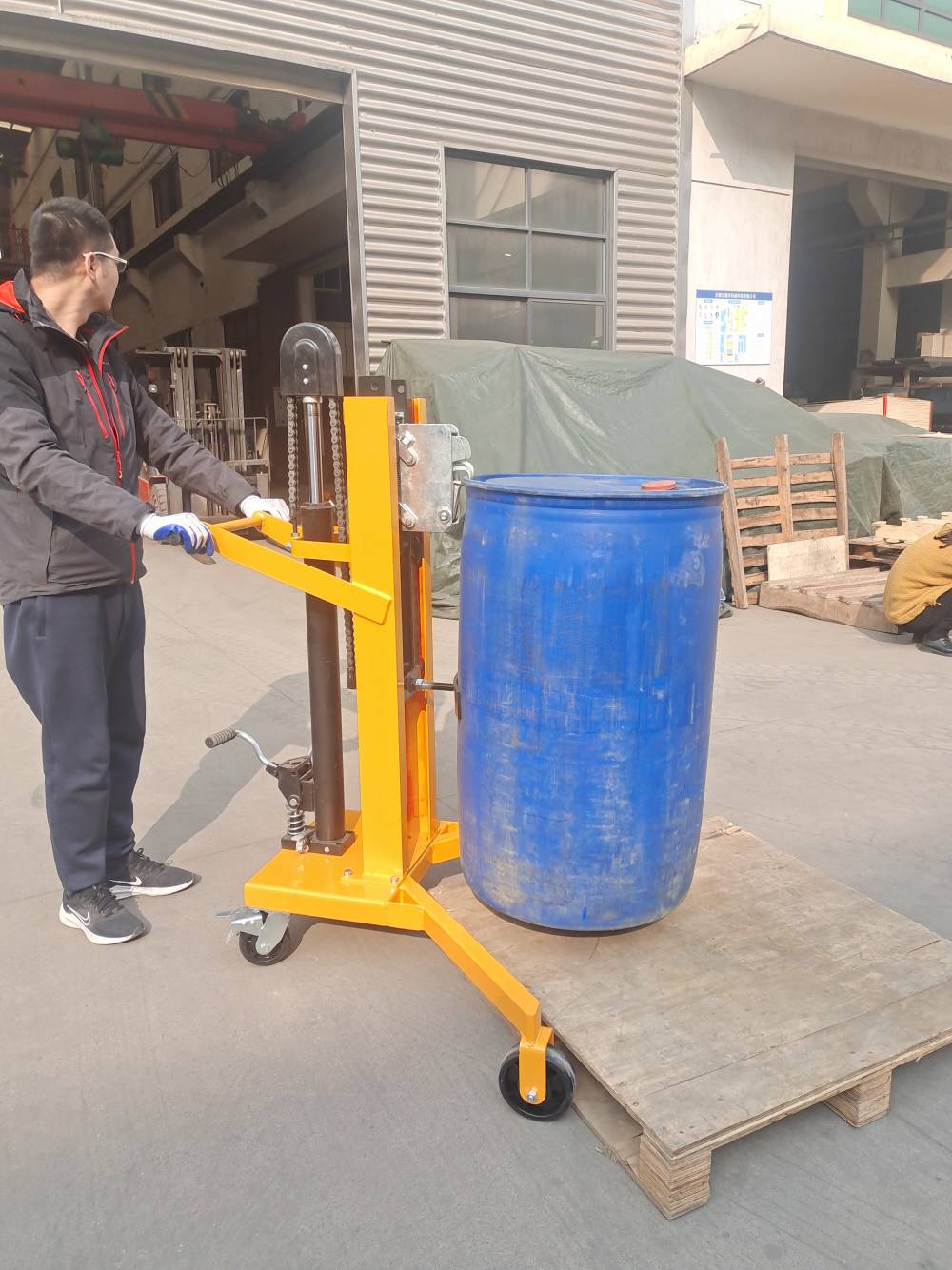 广东化工厂油桶过磅搬运叉车四会桶夹叉车液压油桶搬运车油桶运输搬运