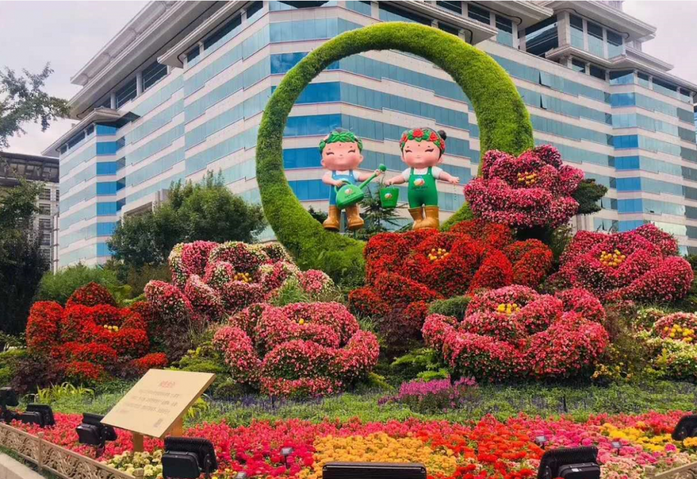 四川广元喜迎春节造型绿雕建筑物入口仿真绿雕定制