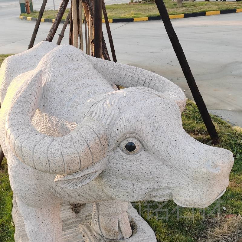 大理石牛雕刻石质动物1米2长白色牛石雕摆放