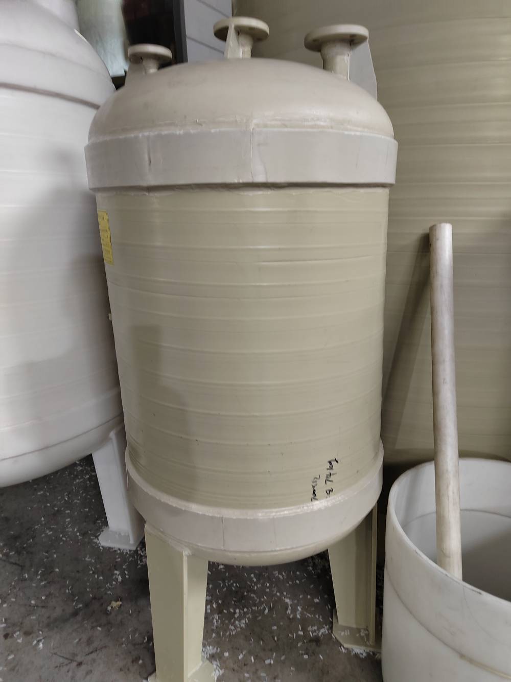 pp储罐在大多数同类型厂家还在完全依靠手工焊接加工设备的时候,我们