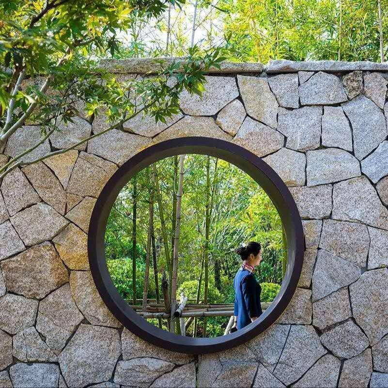 公园景墙园林步道铺贴不规则黄锈色碎拼石石屹板岩乱型石图片