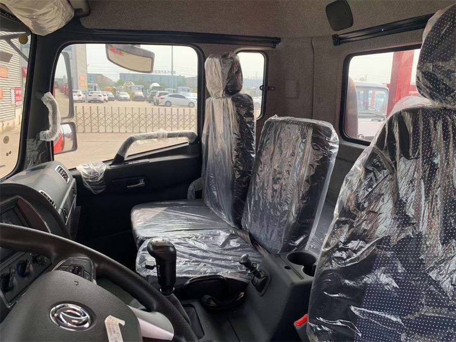 东风d17-z国六单桥平板车 玉柴180马力板长6米4驾驶室四点悬浮,标配原