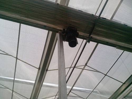 驱动杆拉动幕布一端缓慢展开,展开后触动行程限位器开关,电机停止,该